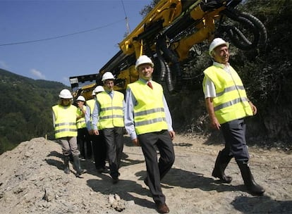 Ibarretxe recorre las obras del AVE vasco en Ordizia junto al alcalde de Beasain, Patxi Plazaola (a su izquierda). Detrás del <b><i>lehendakari,</b></i> entre otros, el diputado general guipuzcoano, Markel Olano, y la consejera de Transportes, Nuria López de Guereñu.