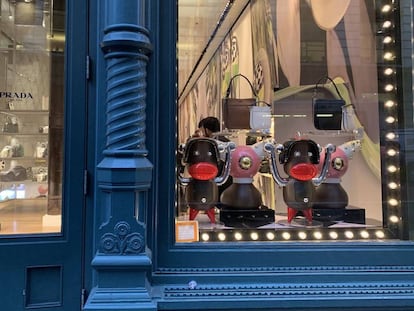 Tienda de Prada con las figuras de Pradamalia en el escaparate.