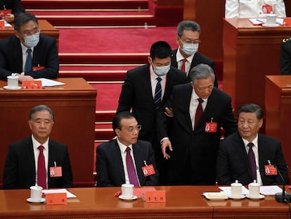 El expresidente chino, Hu Jintao (segundo por la derecha, de pie), se dirige al actual presidente, Xi Jinping, en el momento en el que es expulsado del Congreso del Partido Comunista Chino.