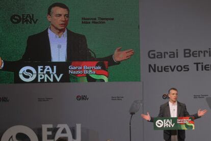 Iñigo Urkullu pronuncia ayer un discurso en el BEC de Barakaldo tras salir reelegido presidente del PNV.
