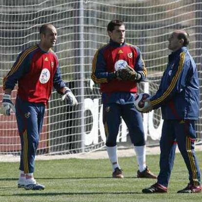 Reina y Casillas, junto a Otxotorena en un entrenamiento de la selección española.