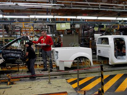 Dos empleados trabajando en la planta de Nissan en Barcelona.