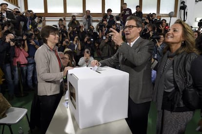 Catalan premier Artur Mas casts his vote on independence for the region on Sunday.