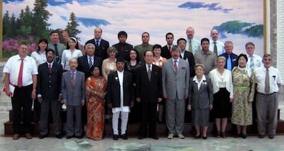 Alejandro Cao, al fondo en el centro vestido de verde, en una foto de grupo presidida por el Kim Yong Nam, presidente de la Asamblea Popular de Corea del Norte.