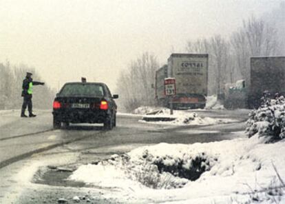 La nieve que ha caído en los últimos días en el norte de Cataluña ha obligado a usar cadenas en diversas carreteras. En la imagen, aspecto que presentaba hoy la carretera N-230, a la altura de Vilallier (Lleida).