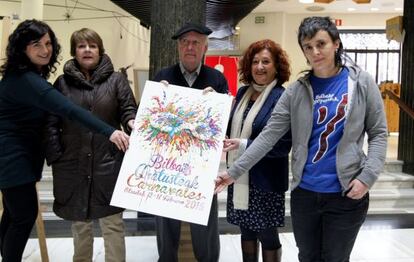 Miembros del jurado sujetan el cartel anunciador de los Carnavales 2015 de Bilbao.
