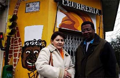 Máximo Valmorín, propietario de la churrería atacada, junto a su esposa, Filo, ayer, en Zaragoza.