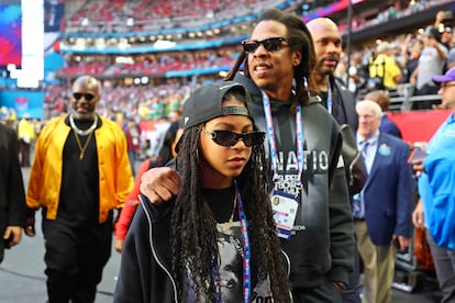 El rapero Jay Z es un habitual en la primera fila del estadio de Los Angeles Lakers. Amante de los deportes, el artista y empresario se ha desplazado esta vez hasta Glendale (Arizona) para ver la final de la Super Bowl. Su acompañante fue, Blue Ivy, la primogénita del artista y Beyoncé, que ya tiene 11 años. 