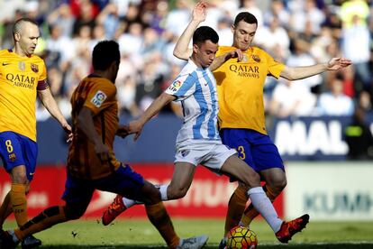 El centrocampista venezolano del Málaga Juan Pablo Añor 'Juanpi' (c) se dispone a chutar en la jugada del primer gol para su equipo.