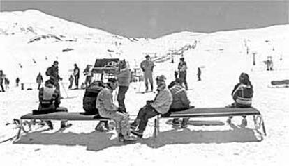 Esquiadores en las pistas de Sierra Nevada, durante el último día de la temporada.