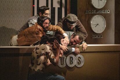 El elenco de Network, obra teatral adaptada a partir de la película homónima de 1976, en escena