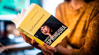 Una mujer leyendo 'El consentimiento', el libro de la escritora francesa Vanessa Springora.