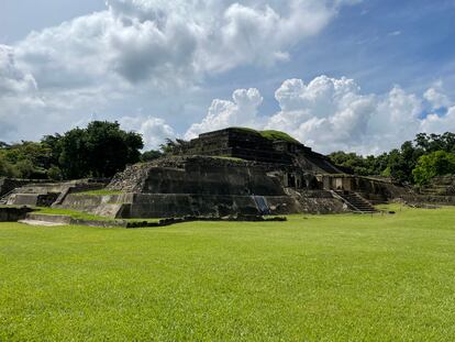 Pirámide de Tazumal. Sofisticado centro ceremonial ocupado por pueblos mayas hasta el siglo XIII. En los años cuarenta del siglo XX se encontraron allí tumbas, un centenar de vasijas, joyería de jade y artefactos para el juego de pelota.