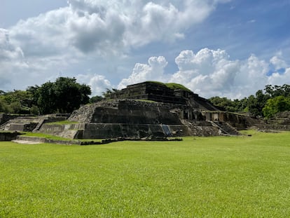 Pirámide de Tazumal. Sofisticado centro ceremonial ocupado por pueblos mayas hasta el siglo XIII. En los años cuarenta del siglo XX se encontraron allí tumbas, un centenar de vasijas, joyería de jade y artefactos para el juego de pelota.