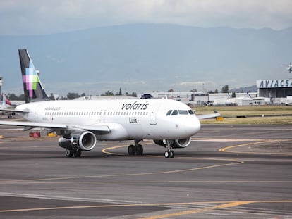 Un avión de Volaris, en el Aeropuerto Internacional de Ciudad de México.