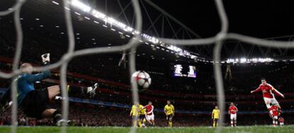 Valdés, engañado por Cesc en el lanzamiento del penalti, mira cómo la pelota llega hasta la red en el tanto del empate.