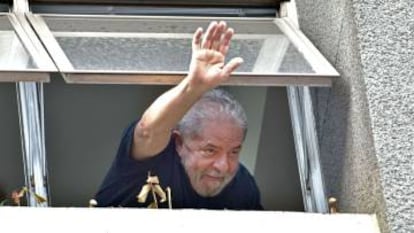 Lula faz uma saudação da sede do PT.