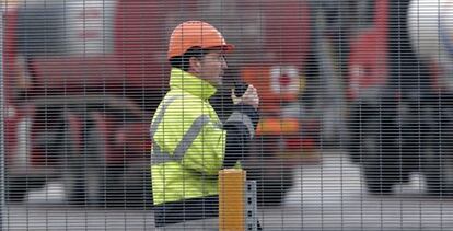 Un operario habla por un intercomunicador en un dep&oacute;sito de combustible de Reino Unido.