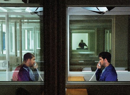 Javier Cámara en la cárcel, en un juego de espejos, según la cámara del director manchego, gran aficionado a la fotografía. Realizó la instantánea, titulada &#39;Locutorio&#39;, durante el rodaje de &#39;Hable con ella&#39; (2002).