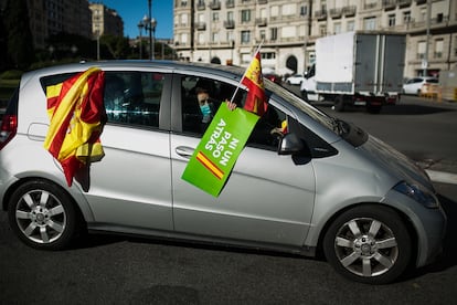 Marcha lenta de vehículos contra la 'ley Celáa' y por el bilingüismo en Barcelona.
