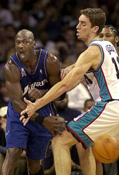 Pau Gasol y Michael Jordan, durante el partido disputado esta noche.