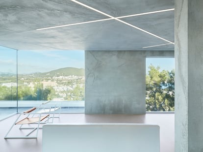 Can Rudayla, una residencia enclavada en un acantilado en Ibiza por la que David Martínez ha sido reconocido con el IF Design Award 2022.