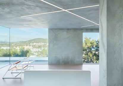 Can Rudayla, una residencia enclavada en un acantilado en Ibiza por la que David Martínez ha sido reconocido con el IF Design Award 2022.