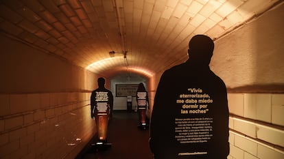 Carteles en estación de metro de Chamberí en Madrid