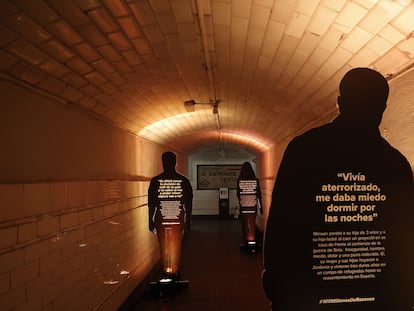Carteles que simulan la silueta de un migrante son instalados en forma de protesta en la estación de metro de Chamberí en Madrid.