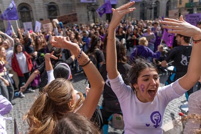 Estudiantes participaban en la manifestación por el centro de Barcelona, este viernes. 
