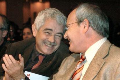 Pasqual Maragall (a la izquierda) y José Montilla conversan durante la IV Conferencia Nacional del PSC.