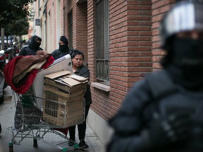 Una de las desalojadas junto a los Mossos d'Esquadra