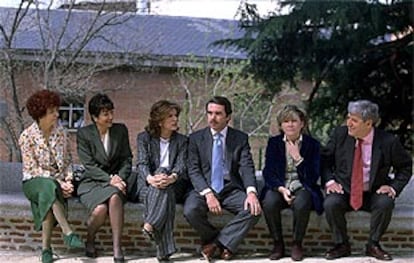 De izquierda a derecha, Alicia Gómez Navarro, Anna Birulés, Ana Botella, José María Aznar, Pilar del Castillo y José García Velasco, ayer en la Residencia de Estudiantes, en Madrid.
Pepín Bello, durante su intervención en la Residencia tras recibir la Cruz de Alfonso X el Sabio.