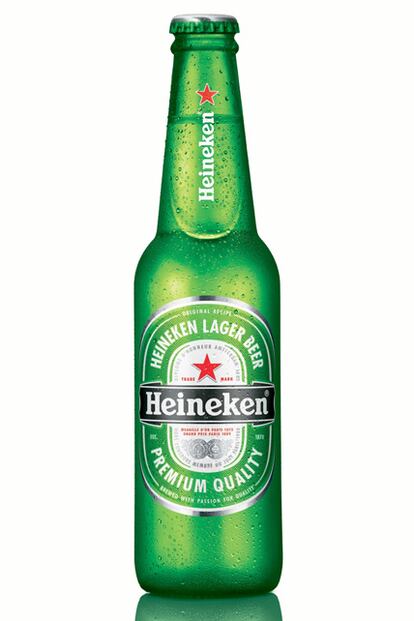 Se acabó el Martini movido y no agitado del agente. Ahora prefiere la cerveza Heineken o, al menos, eso es lo que le han dicho que beba desde el departamento de marketing.