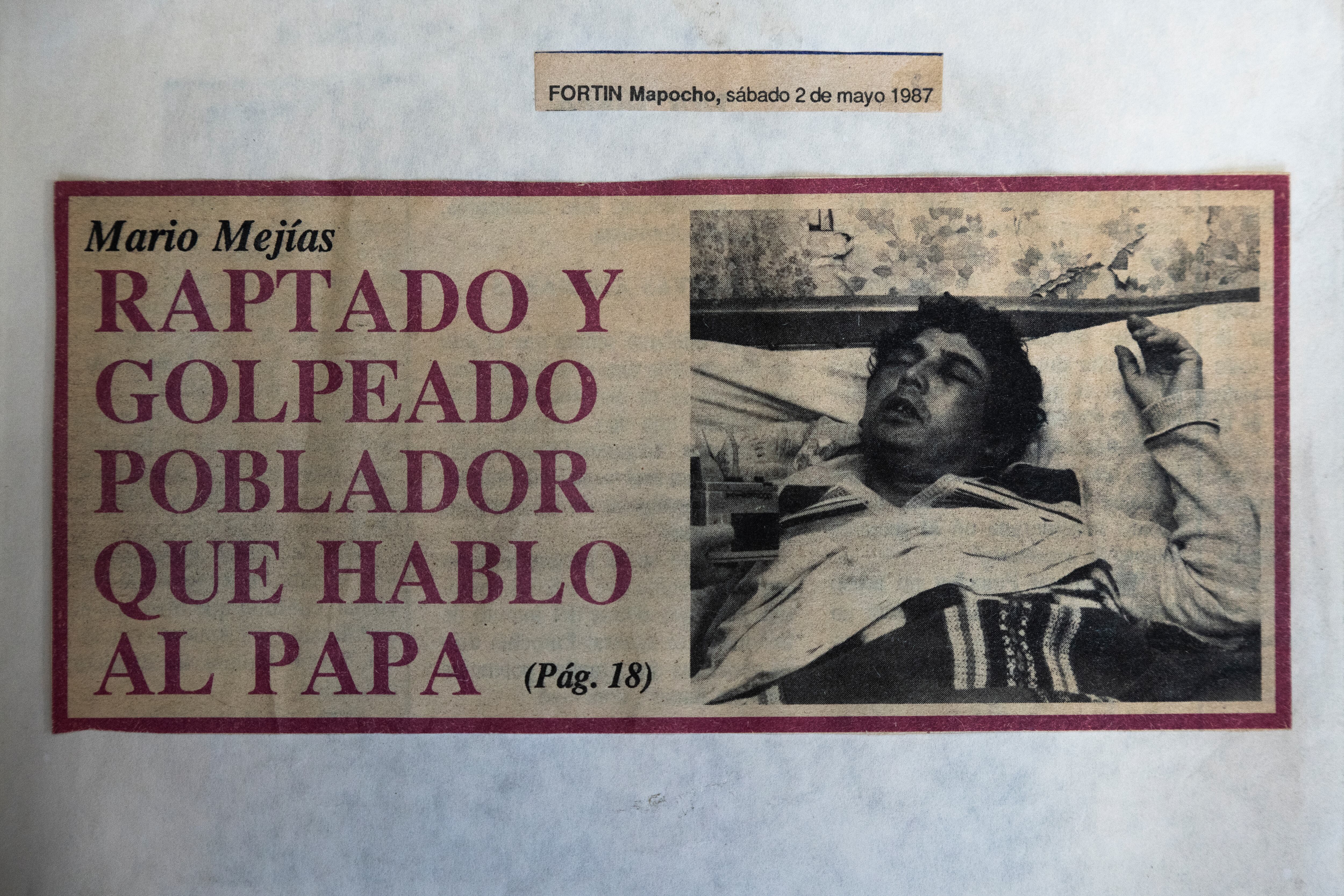 Recortes de periódicos de la epoca, el poblador de Lo Hermida Mario Mejias, denunció ante el Papa Juan Pablo II las torturas de la dictadura en 1987, en La Bandera, Santiago.