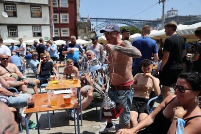 Aficionados ingleses sin mascarilla toman el sol y beben cervezas horas antes de la final. Los británicos no tienen miedo al contagio y los bares de Oporto, diezmados durante el último año por la pandemia, intentan hacer caja a base de servirlos.