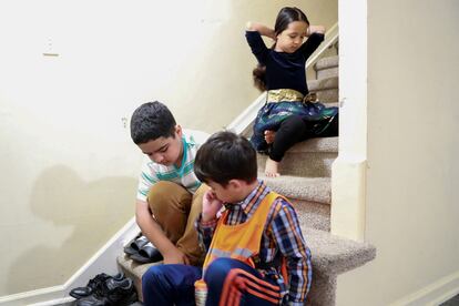 Los talibanes han prohibido a las niñas mayores de 12 años ir al colegio y a las mujeres a la universidad, entre otros edictos que restringen los derechos de la mitad de la población. "El futuro de los niños aquí es brillante y pueden estudiar. Si regresamos a mi país, no será bueno para ellos, especialmente para las chicas", dice Zadran. "[En Afganistán] No pueden ir a la escuela, no pueden ir a la universidad, no pueden hacer nada. Así que espero que hagan algo por los refugiados de Afganistán". En la fotografía, Zahra, Sanaullah y Mirwais Khan Zadran, hijos de Wazir y Noorina se preparan para ir al colegio.
