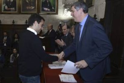 El presidente de Renault en España, José Vicente de los Mozos (d), el consejero de Economía de Castilla y León, Tomás Villanueva (3d ) y el rector de la Uva, Marcos Sacristán (2d), han entregado esta mañana los diplomas de la primera promoción que ha participado en el programa "Renault Experience" en su rama universitaria.