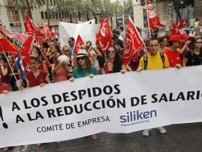 Trabajadores de Siliken protestando por el ERE en la empresa en las calles de Valencia.