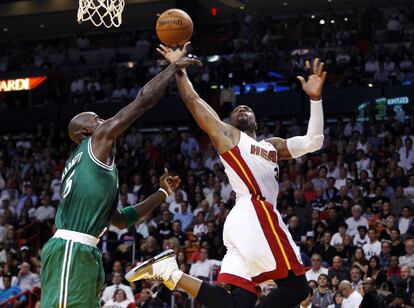 Dwyane Wade, de Miami Heat, lanza a canasta ante la oposición de Kevin Garnett