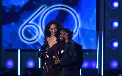 Rihanna entrega el Grammy a mejor canción rap al artista Kendrick Lamar.