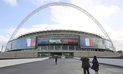 Uno de los accesos al estadio de Wembley.