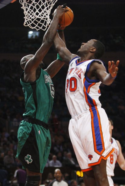 Kevin Garnett, de los Boston Celtics, y Earl Barron, de los New York Knicks, pelean por un balón.
