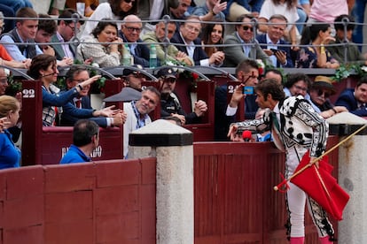 El diestro Fernando Robleño (d) entrega su capote a la presidenta de la Comunidad de Madrid, Isabel Díaz Ayuso (i), durante la tradicional Corrida Goyesca del 2 de mayo.