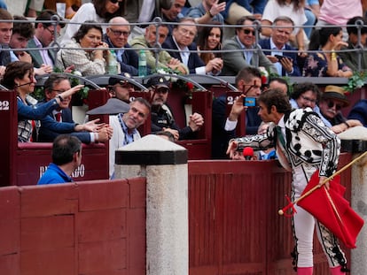 El diestro Fernando Robleño brindaba el martes su toro a la presidenta de la Comunidad de Madrid, Isabel Díaz Ayuso, durante la tradicional Corrida Goyesca del 2 de mayo, en la Plaza de Toros de Las Ventas, en Madrid.