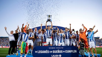 Los jugadores del Leganés celebran su ascenso a Primera con la copa de Campeones de Segunda.