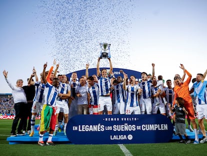 Los jugadores del Leganés celebran su ascenso a Primera con la copa de Campeones de Segunda.