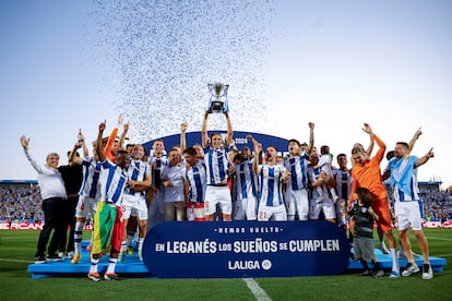 Los jugadores del Leganés celebran su ascenso a Primera con la copa de Campeones de Segunda.