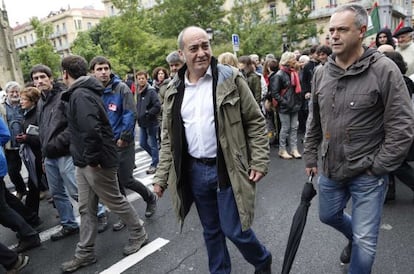 Martin Garitano, diputado general de Gipuzkoa, junto al dirigente de Sortu Joxean Agirre, participa en la manifestación convocada durante la última huelga general.