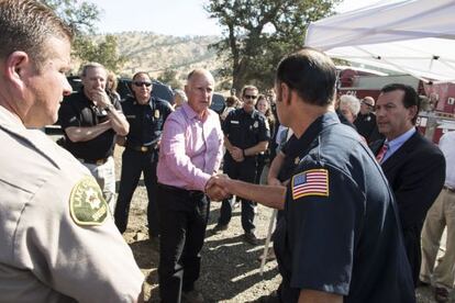 El gobernador de California visita a las fuerzas que ayudan a luchar contra el fuego en Lake.